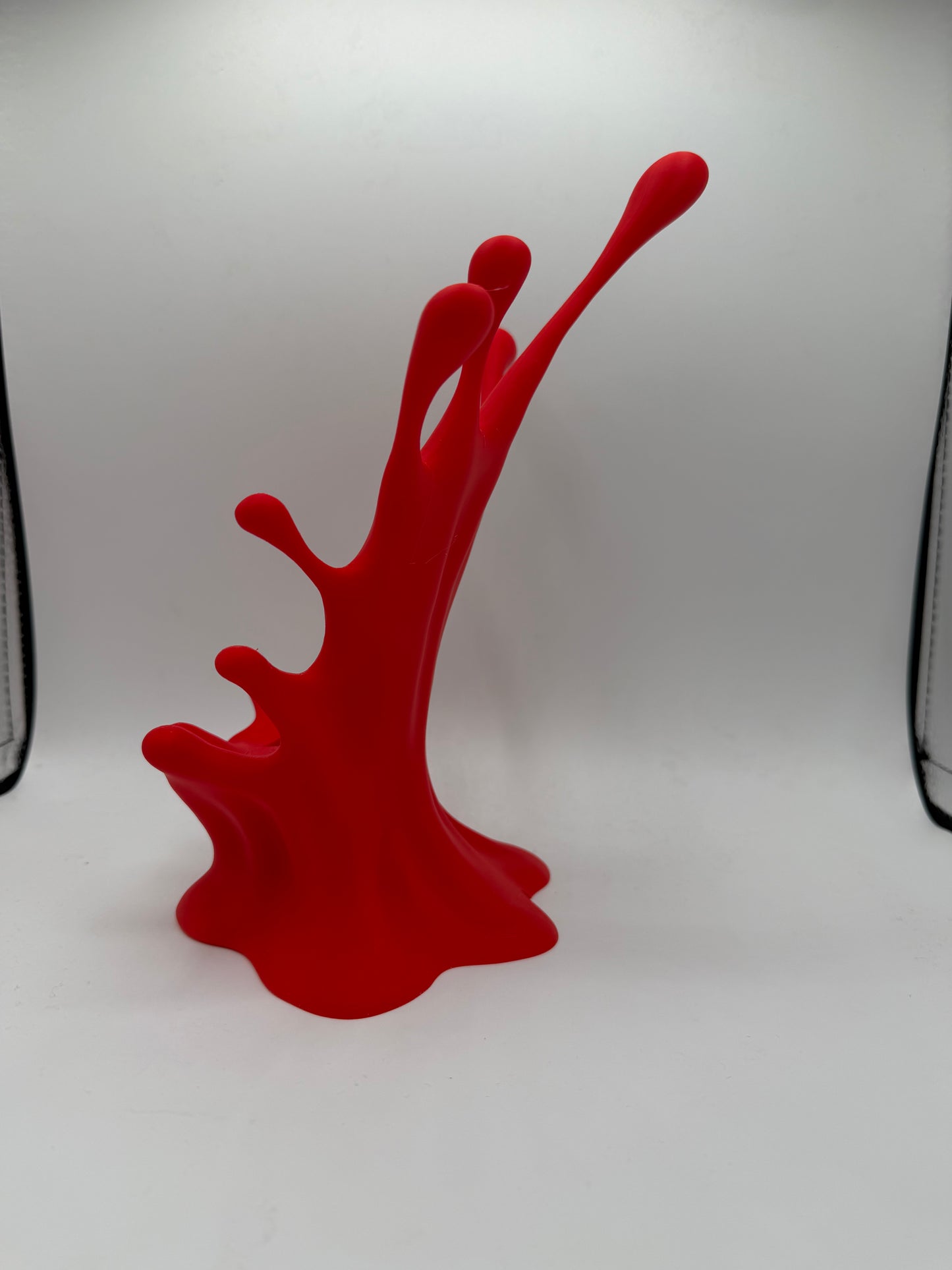 Splash Phone Holder – Make Waves on Your Desk