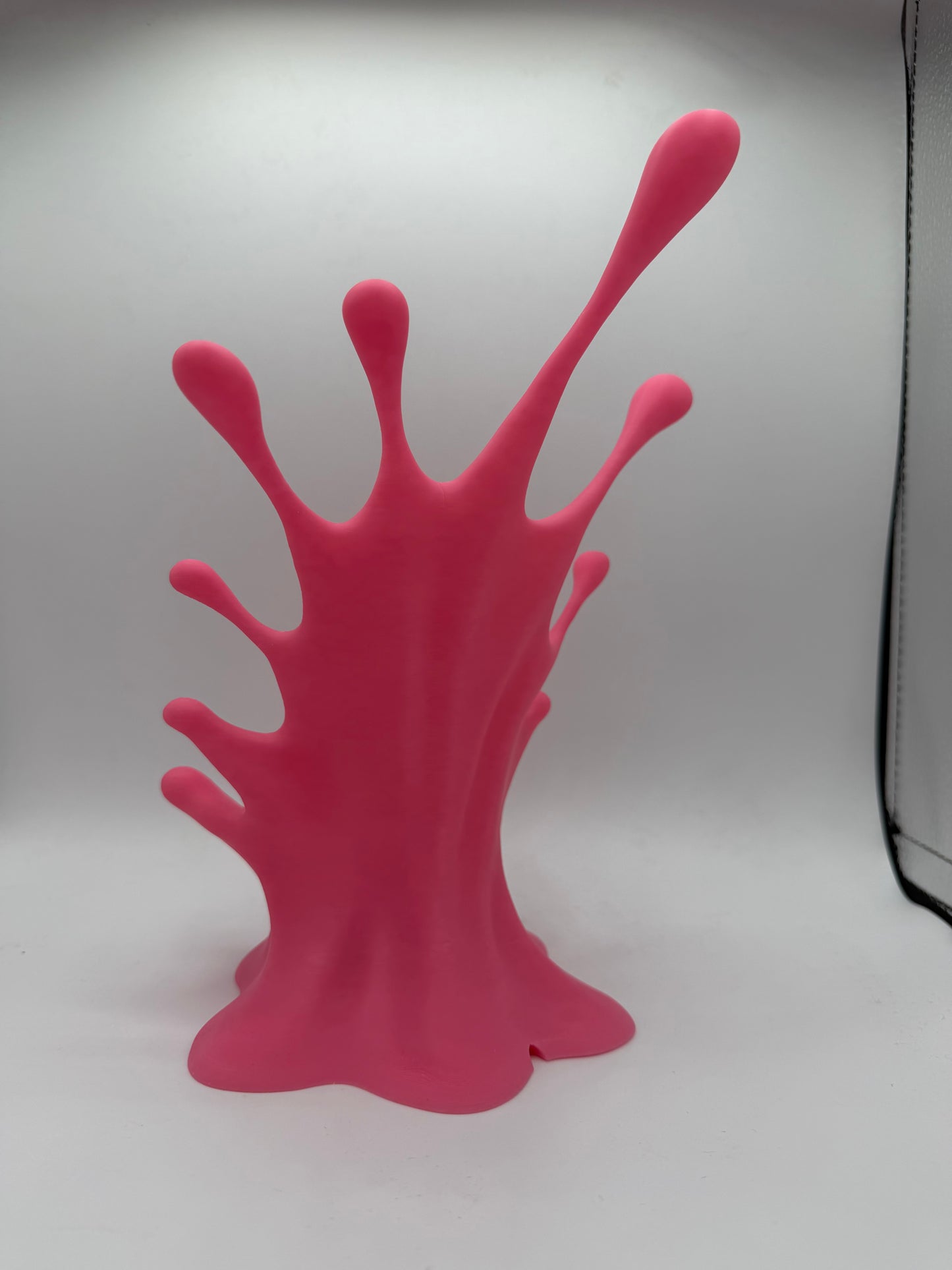 Splash Phone Holder – Make Waves on Your Desk